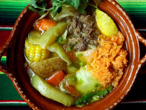 Caldo de res de sonia (sopa de carne de res al estilo mexicano)